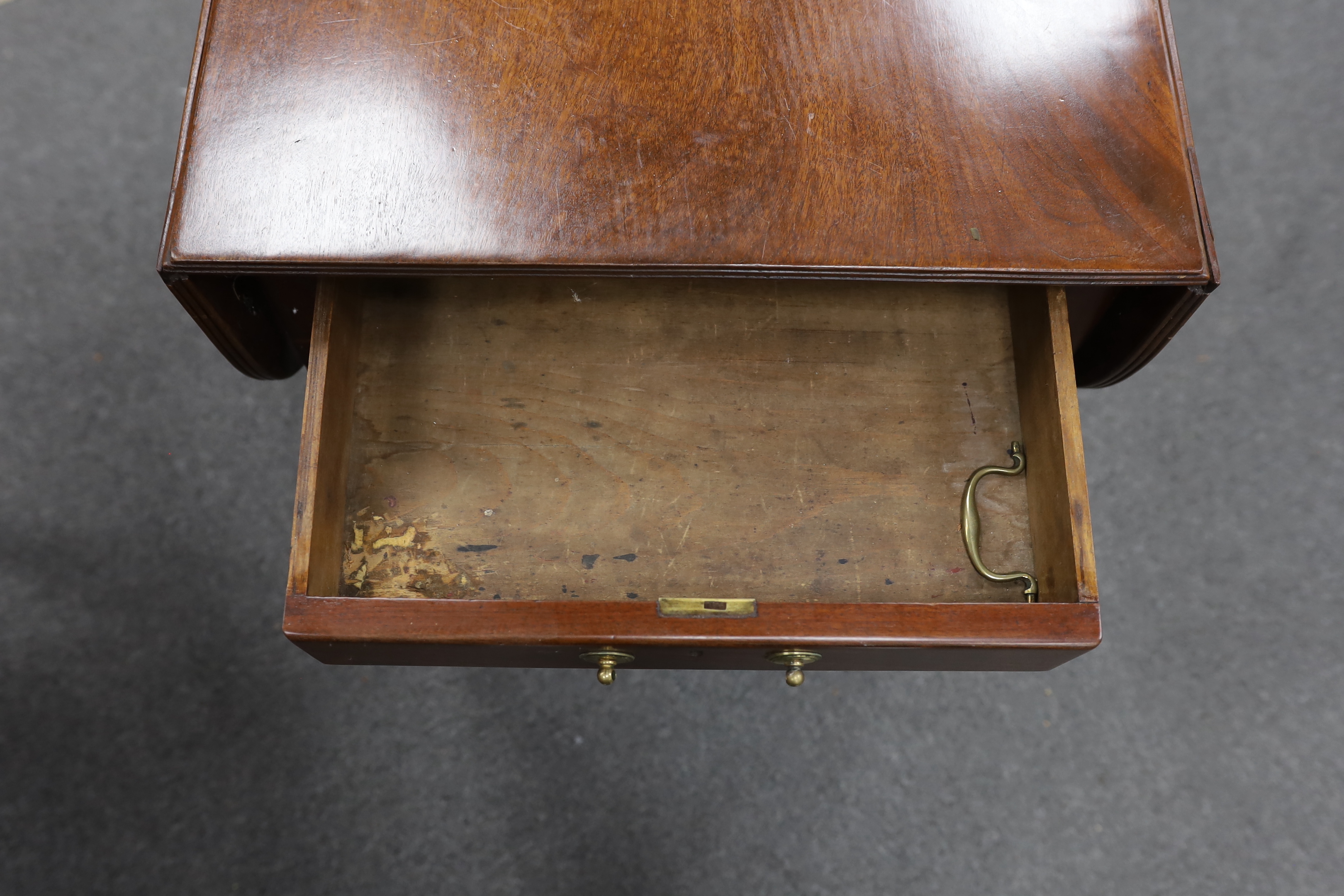 A George III mahogany Pembroke table, width 85cm, depth 52cm, height 71cm